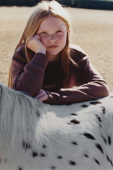 EMBOSSED SLOGAN SWEATSHIRT - Burgundy by Zara