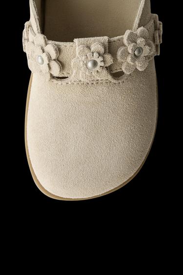 LEDER-CLOG MIT BLUMEN - Sandfarbe von Zara