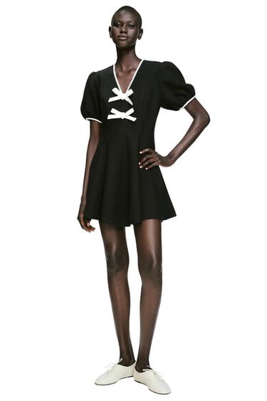 VESTIDO MINI LAZOS CONTRASTE - Negro de Zara