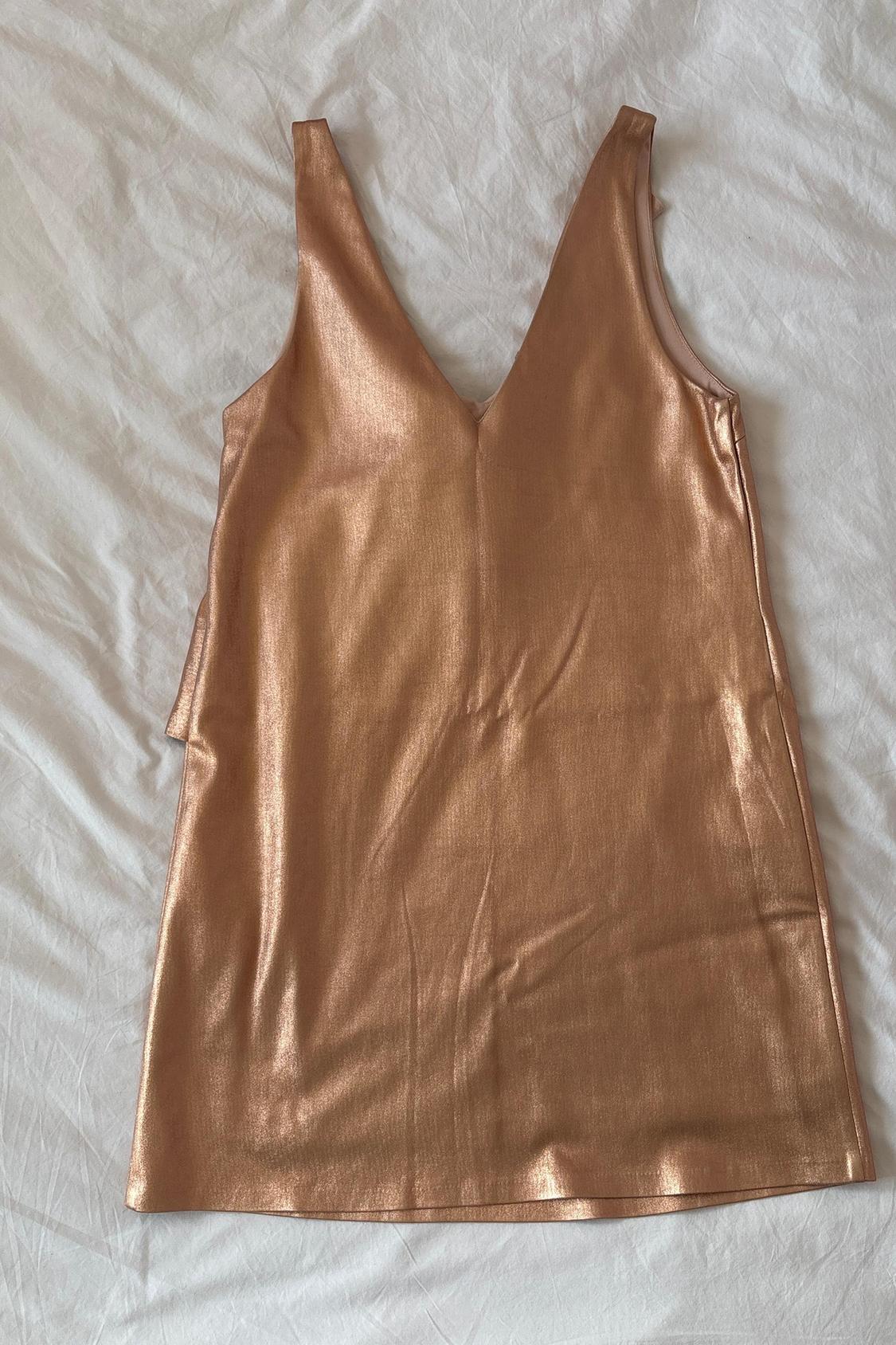 VESTIDO CORTO ROSA METALIZADO CON VOLANTE - Image 4