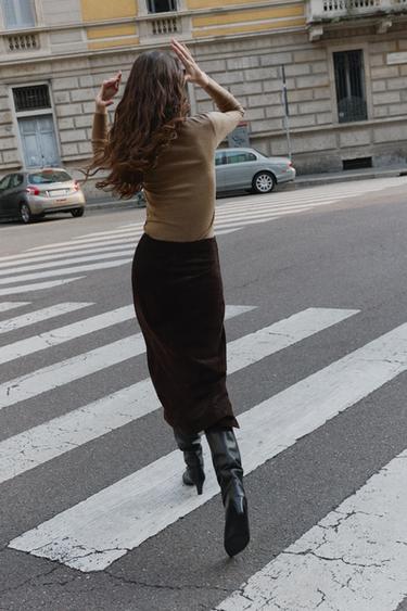 PULL AVEC LAINE À COL MONTANT - Camel clair de Zara - Image 2