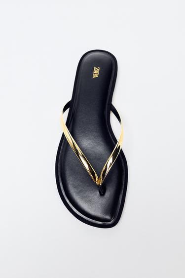 SANDALIA DETALLE METÁLICO - Negro de Zara