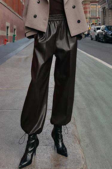 PANTALÓN BOMBACHO EFECTO PIEL - Marrón oscuro de Zara