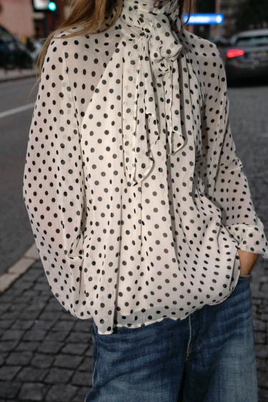 BLOUSE À POIS ET NŒUD - Écru / Noir de Zara - Image 1