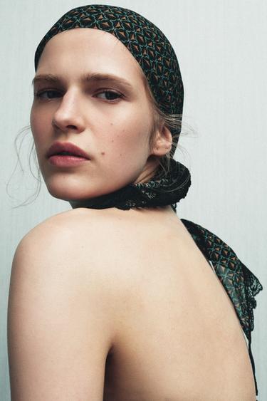 100% VISCOSE PRINTED PAREO SCARF WITH LACE - Black by Zara