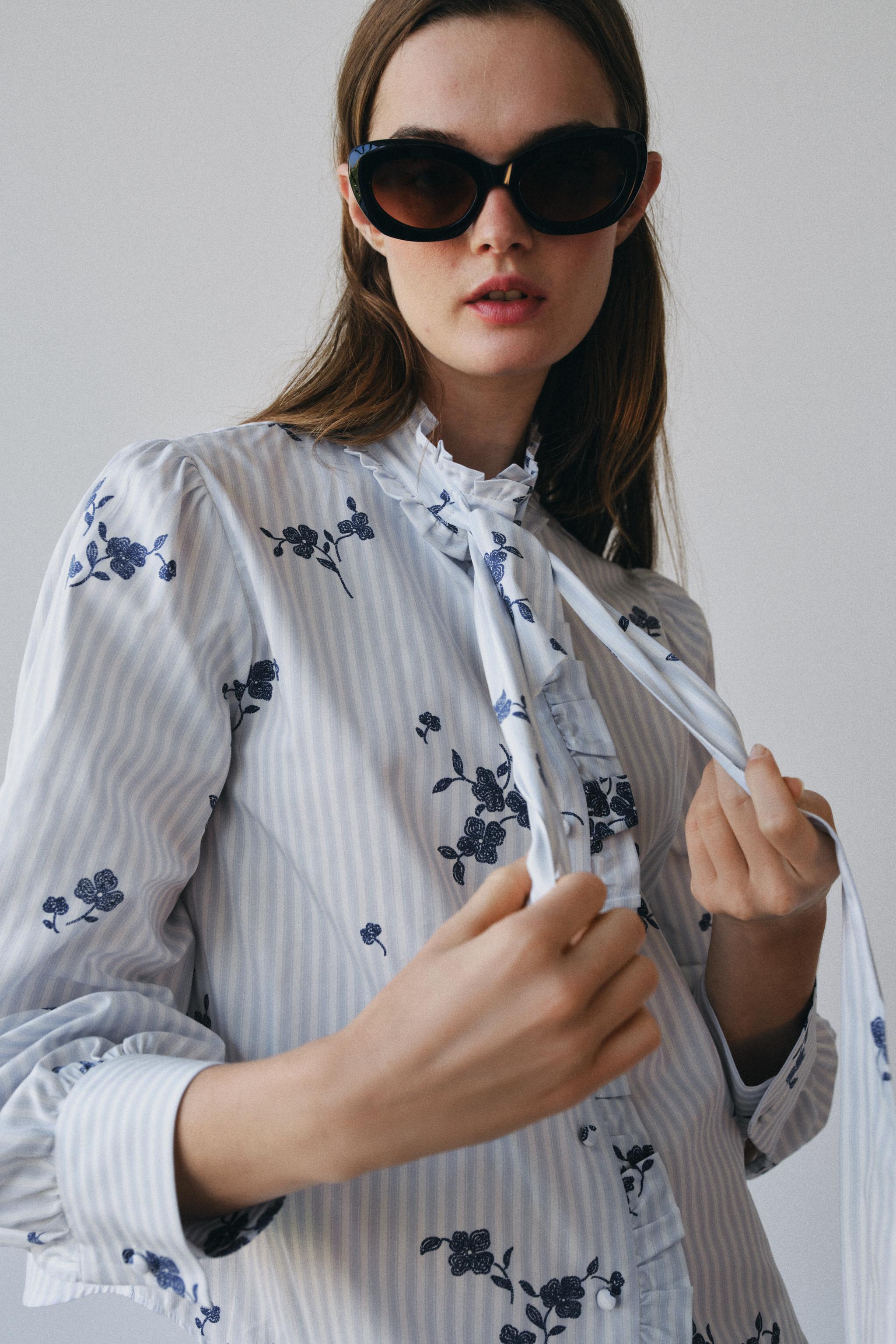 FLORAL PRINT TIE-NECK BLOUSE