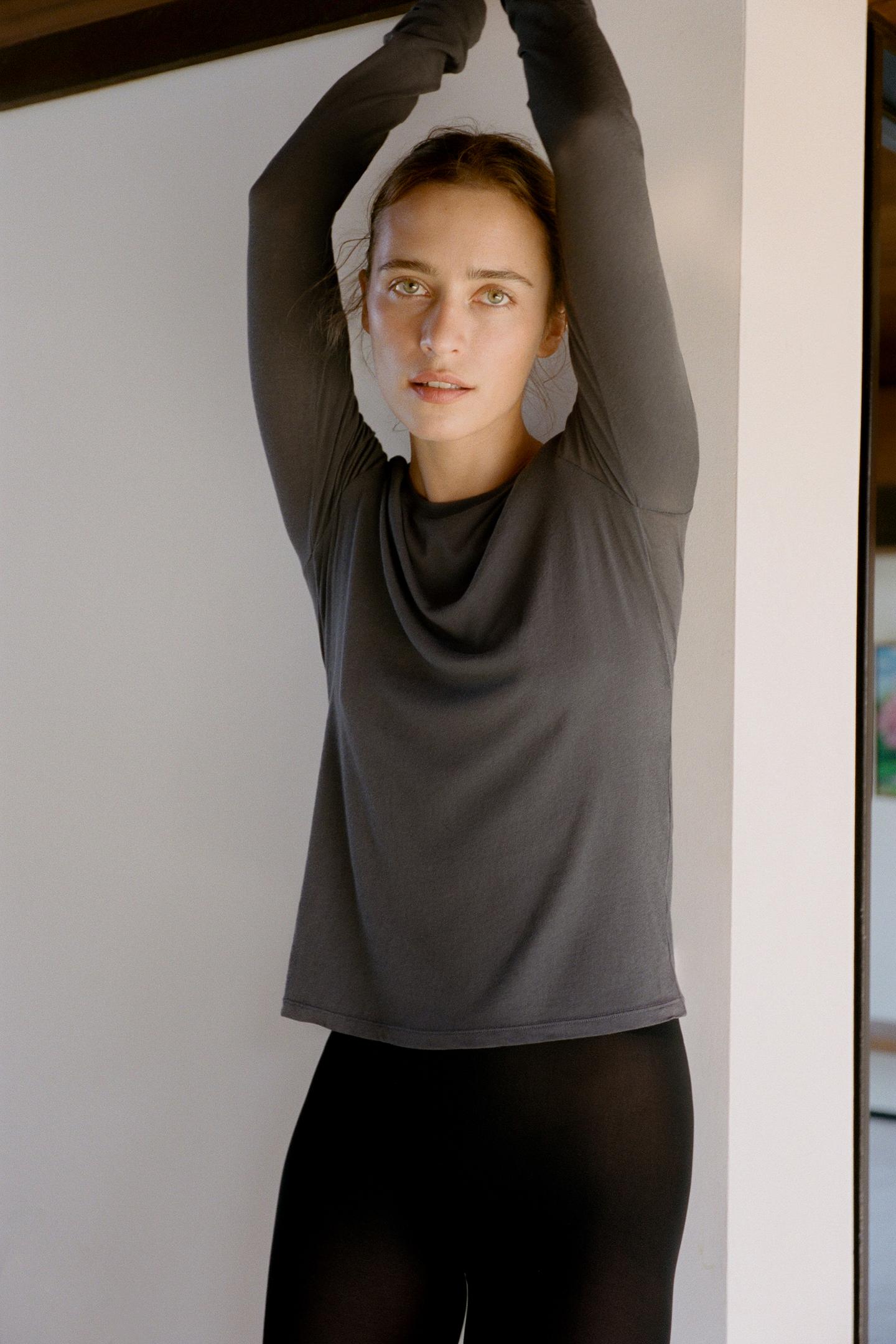 Женская футболка Zara Silk Blend Long-Sleeve T-SHIRT, цвет: Тёмный серый — фото 2