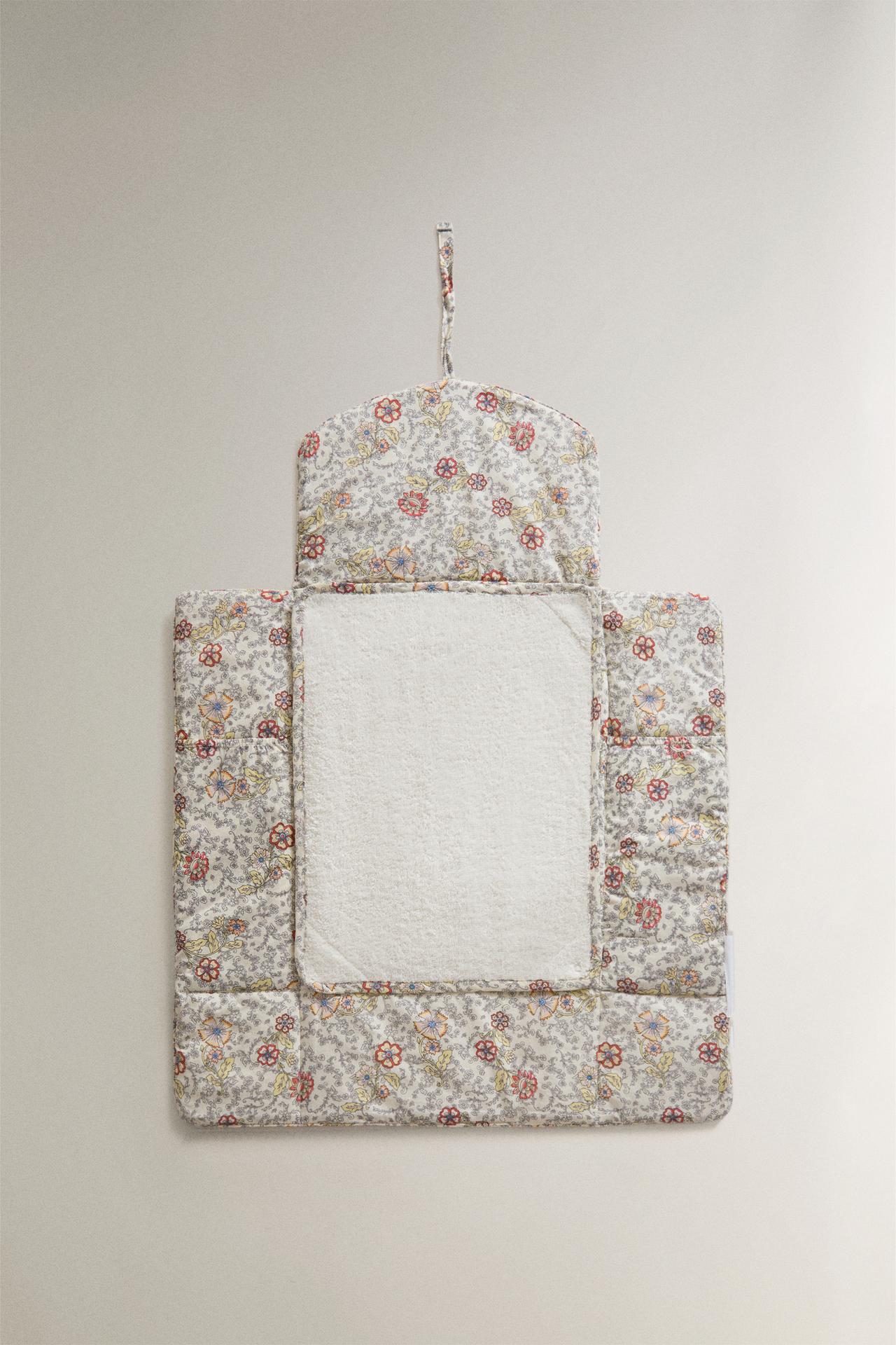BABY’S PORTABLE FLORAL CHANGING MAT — Light beige