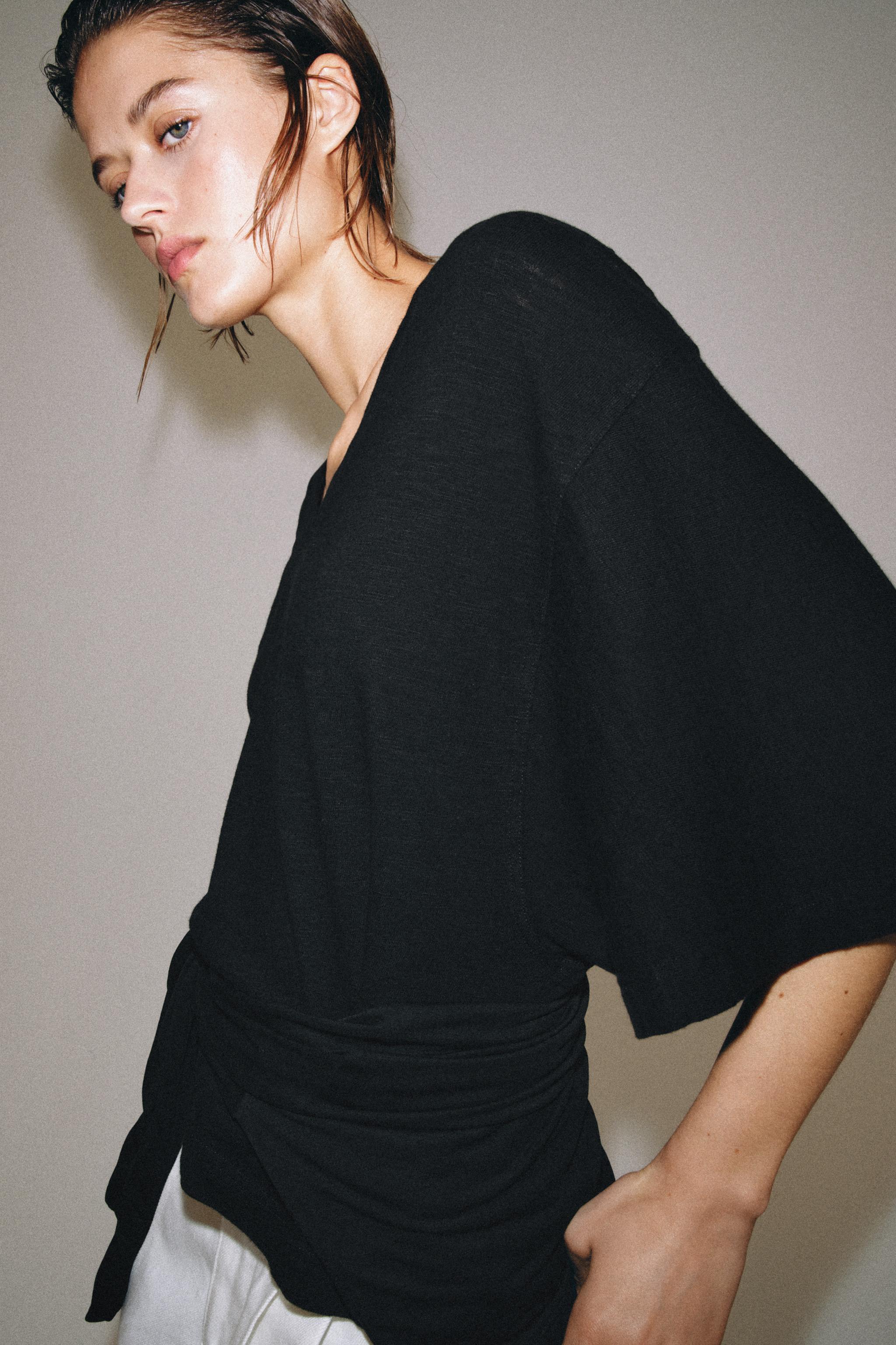 V-NECK T-SHIRT