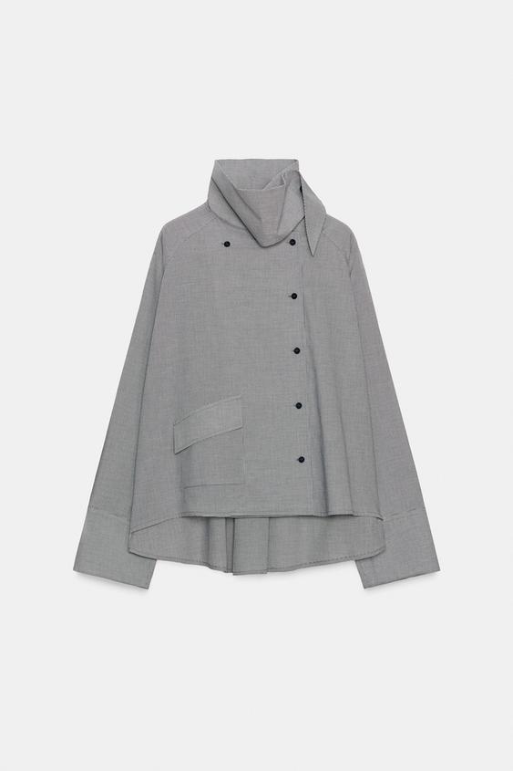 P�edn� pohled na �edou oversize ko�ili se stoj��kem, dlouh�mi ruk�vy, kapsou s klopou a k��ov�m zap�n�n�m na knofl�ky.