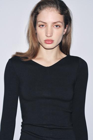 T-SHIRT COL EN V - Noir de Zara