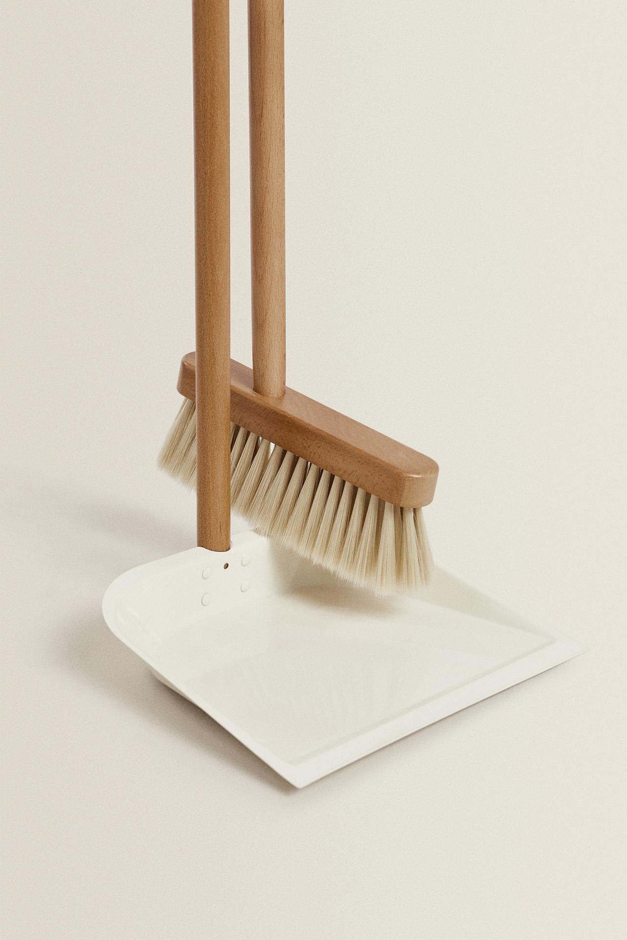 WOODEN BROOM AND DUSTPAN SET — White