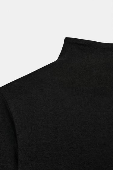 CAMISETA CUELLO ALTO - Negro de Zara