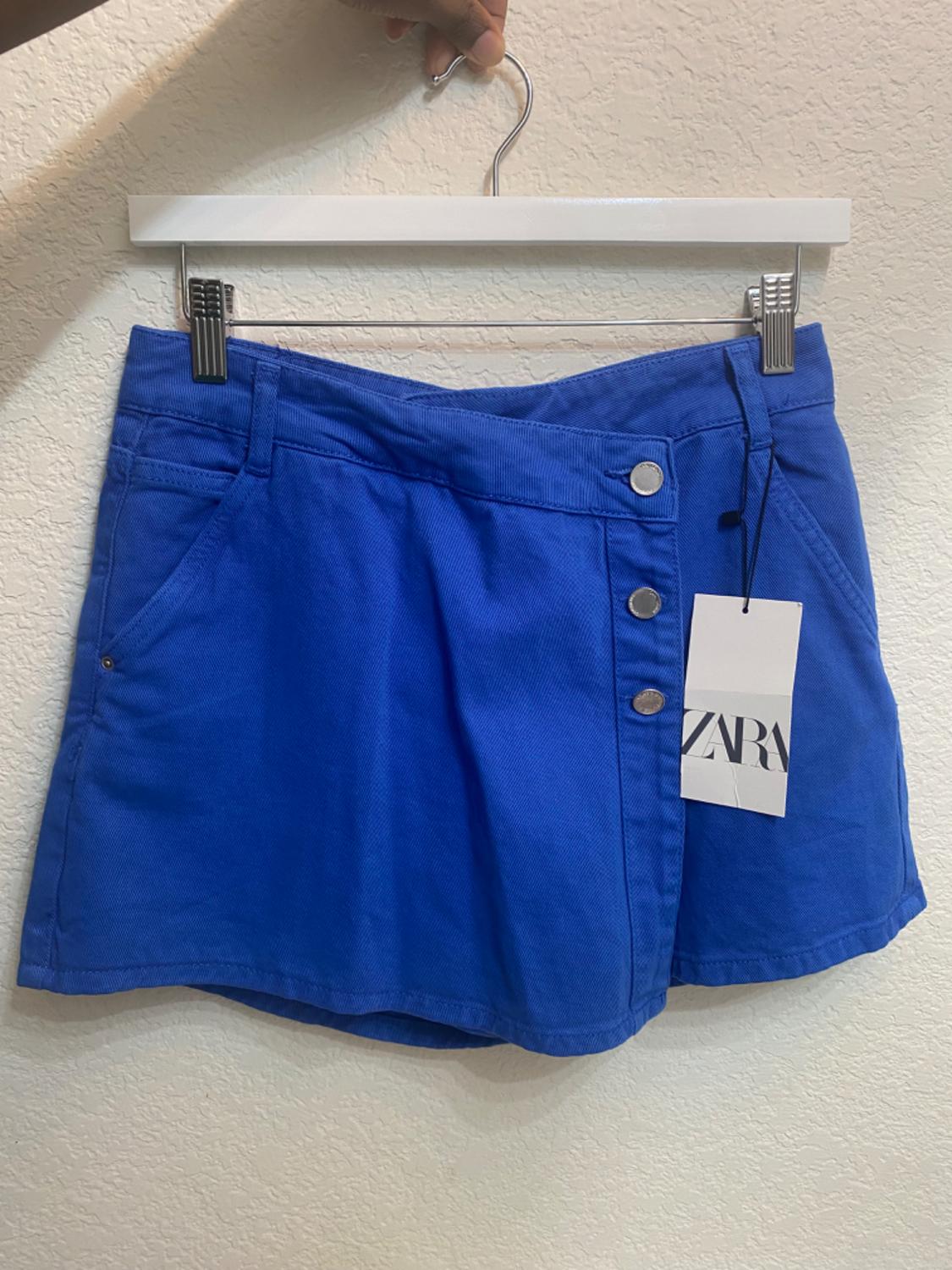 SPLIT SKIRT WITH BUTTONS