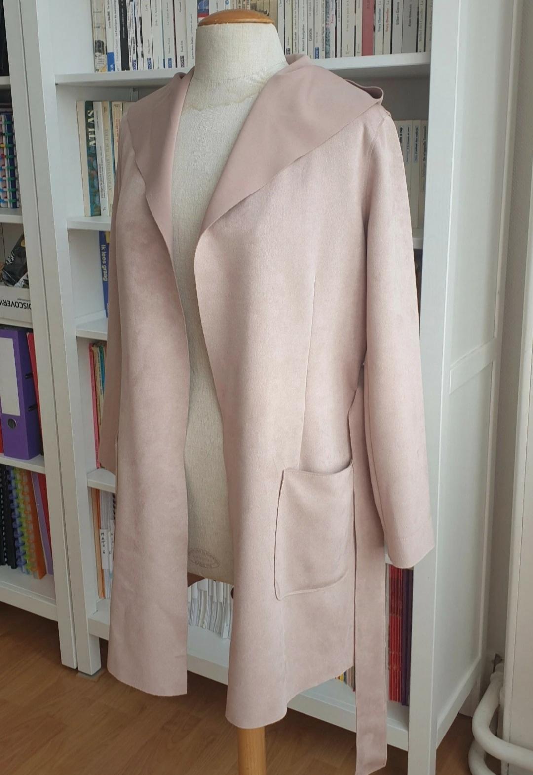 VESTE ROSE EFFET DAIM AVEC CAPUCHE ET CEINTURE - Image 5