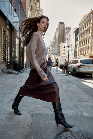 JUPE MIDI MATIÈRE SYNTHÈTIQUE CEINTURE - Bordeaux de Zara - Image 2