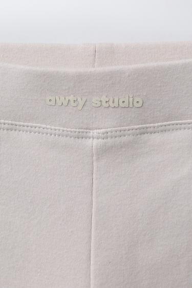 PANTALON EN MOLLETON FLARE À INSCRIPTION EN RELIEF - Beige clair de Zara - Image 2