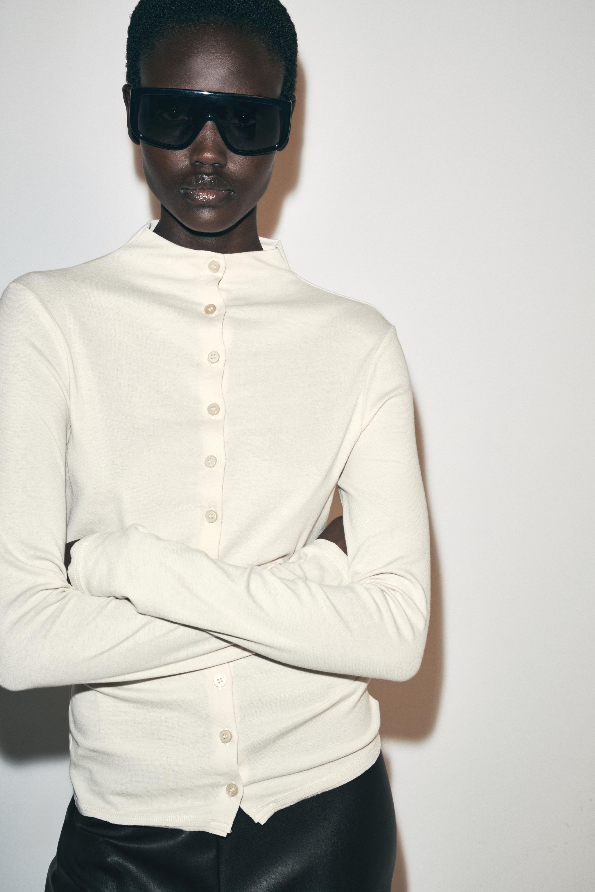 TOP BOUTONNÉ À COL ROULÉ