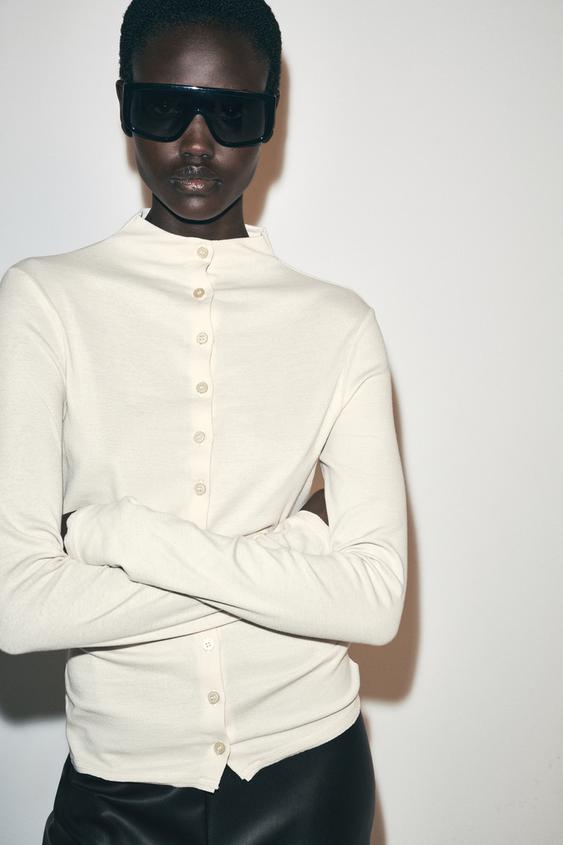 TOP BOUTONNÉ À COL ROULÉ - Écru de Zara - Image 3