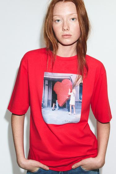 تيشرت BOGDANKA POZNANOVIĆ ©2026 - أحمر الخاص بـ Zara