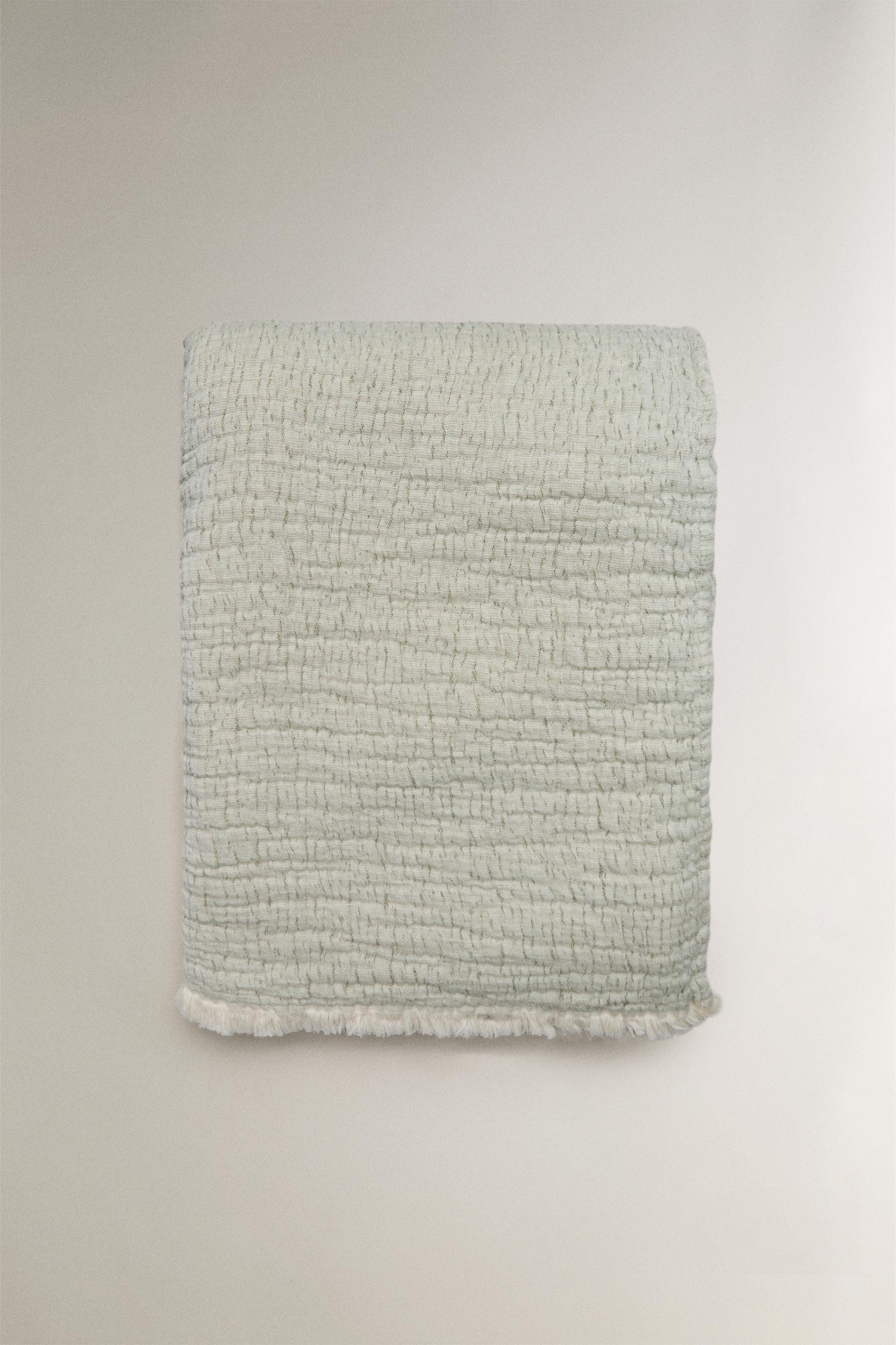 TEXTURED JACQUARD BLANKET