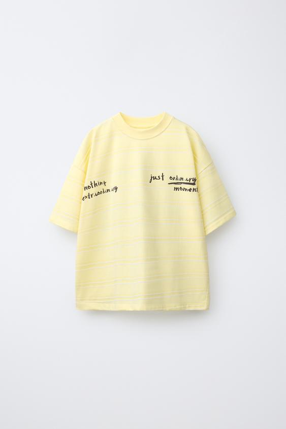 STRIBET T-SHIRT MED TEKSTPRINT - lys gul fra Zara - Billede 0