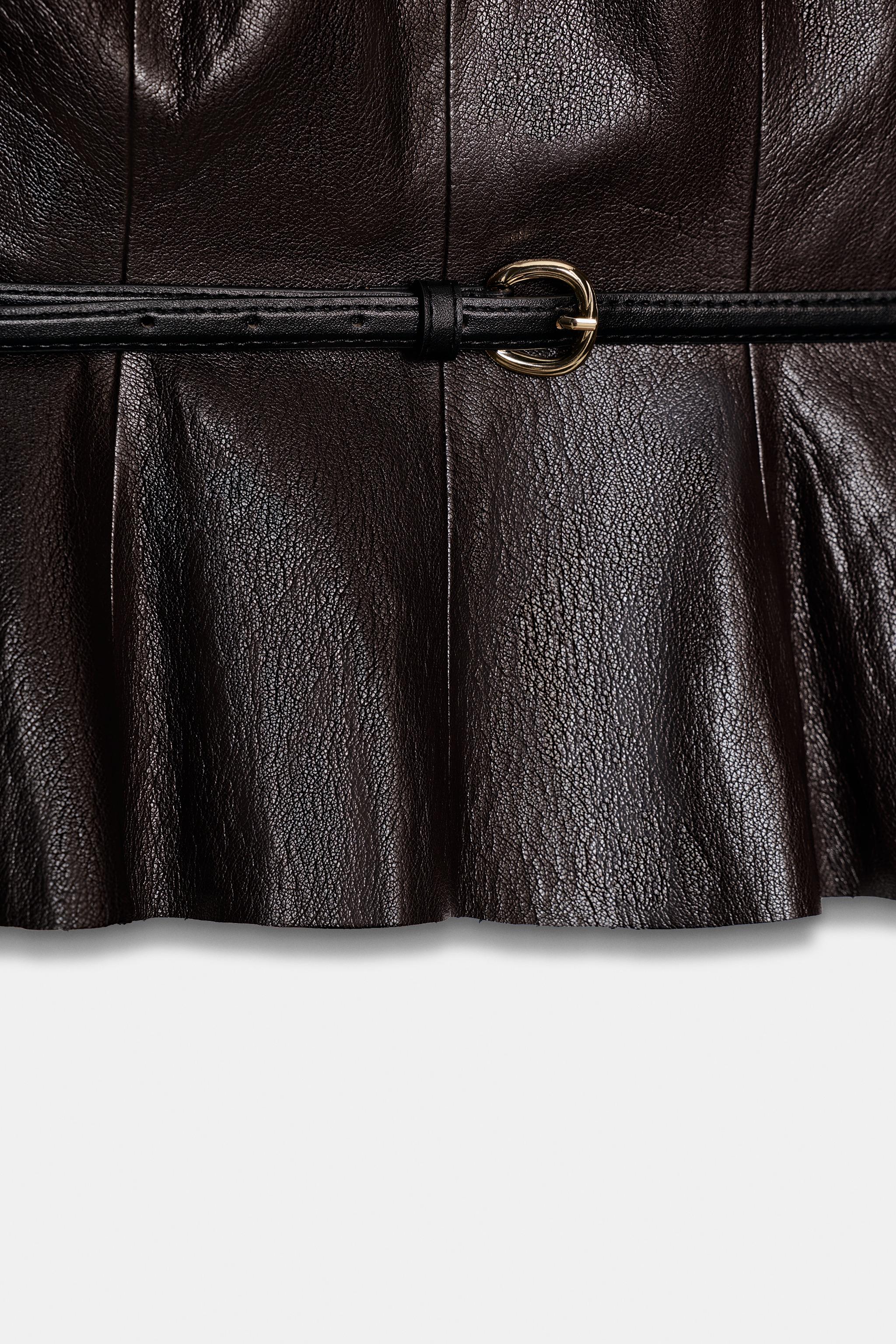TOP MATIÈRE SYNTHÉTIQUE AVEC CEINTURE