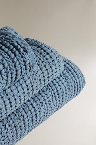 CHUNKY WAFFLE-KNIT BATH TOWEL - Light blue by Zara - Image 1