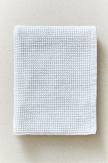 WAFFLE-KNIT COTTON BATH TOWEL - White by Zara