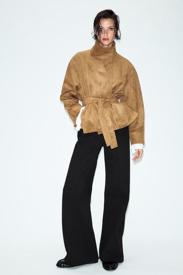 CHAQUETA EFECTO ANTE CINTURÓN - Camel oscuro de Zara