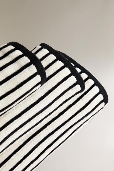 STRIPED VELOUR BATH TOWEL - Sand / Black by Zara - Image 1