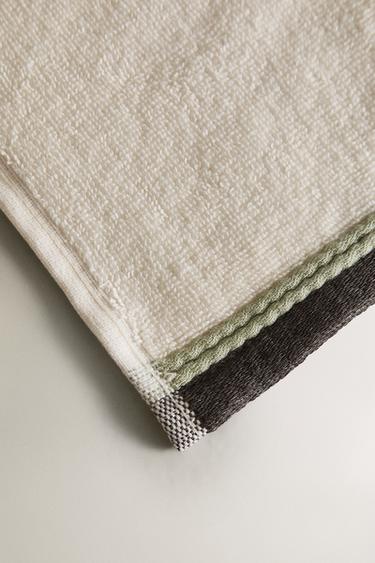 BATH TOWEL WITH COLOURED BORDER - Ivory by Zara - Image 2