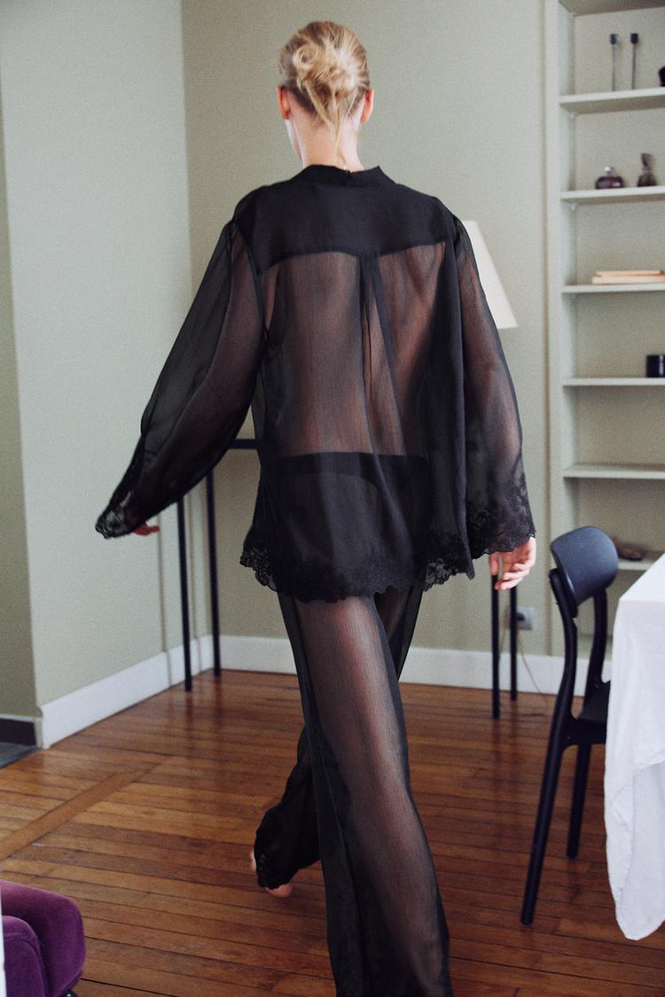 BLUSA SEMITRANSPARENTE BORDADOS