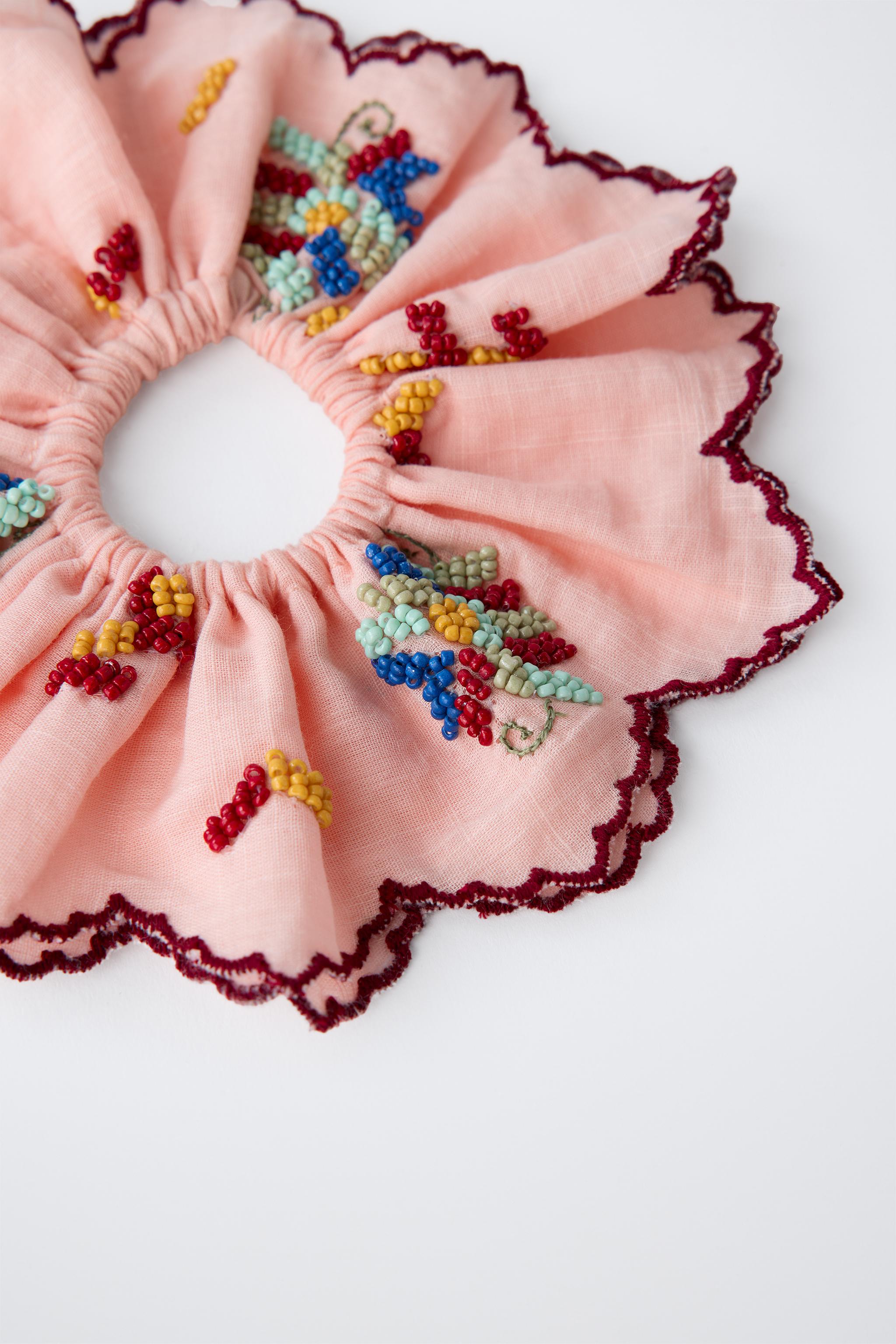 CONTRAST BEADED HAIR TIE