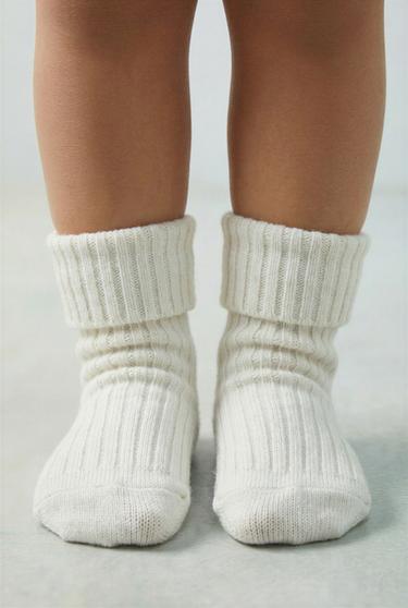 PACK CUATRO CALCETINES COLORES CAJITA - Beige claro de Zara