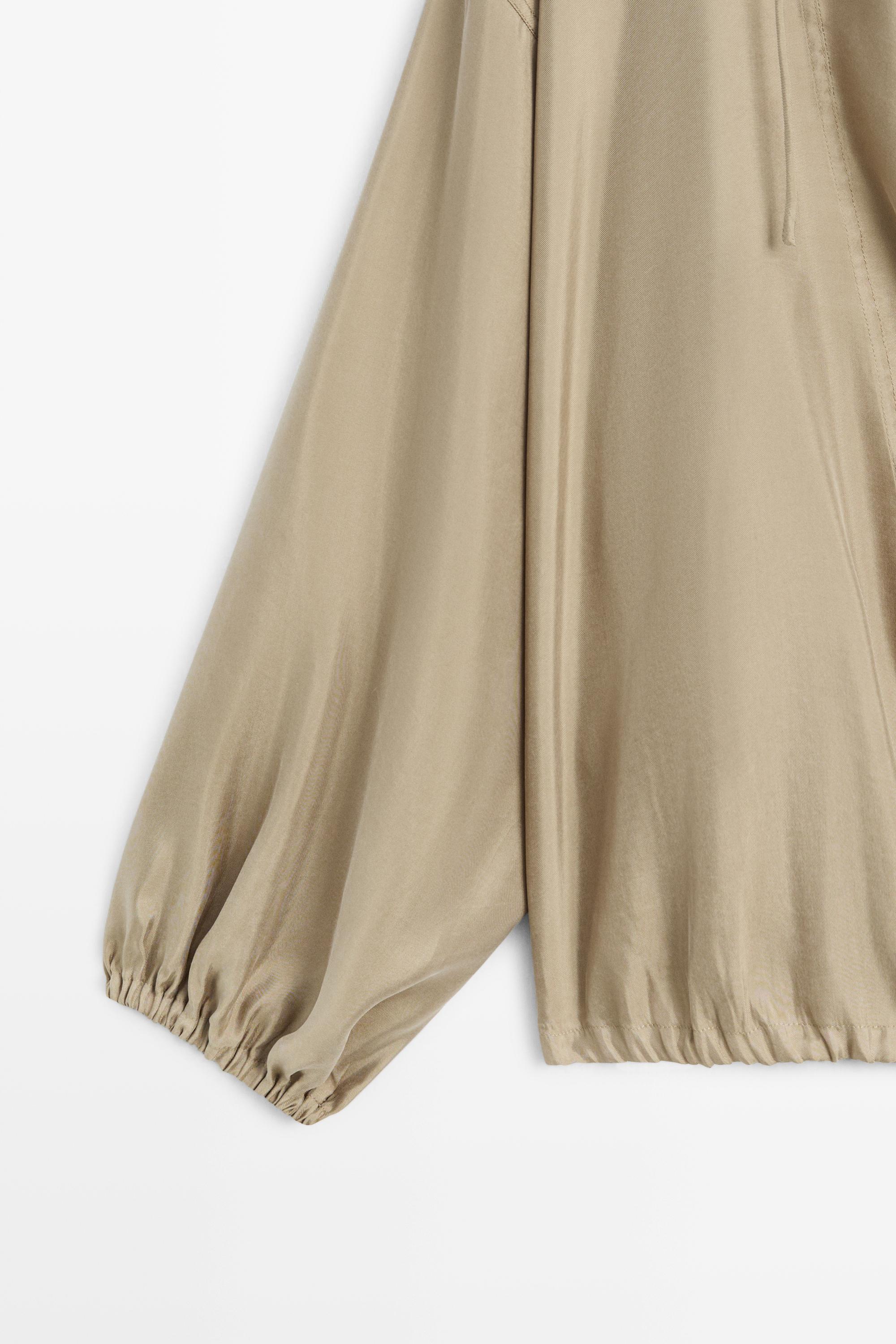 Blouse fluide à cordon au col