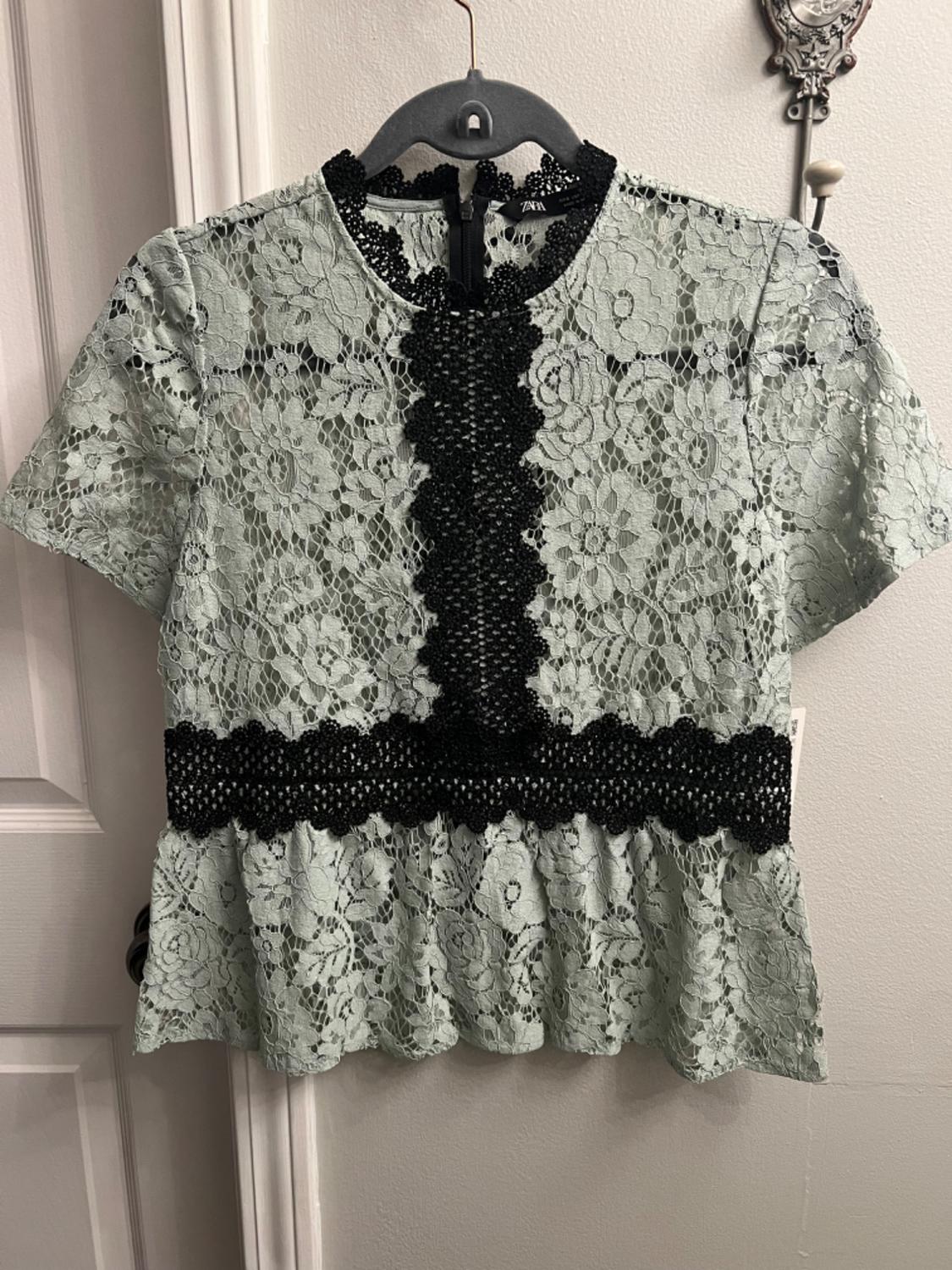 CONTRASTING LACE TOP