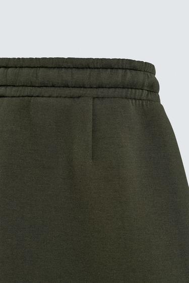 SHORT EFFET NÉOPRÈNE À PINCES - Vert foncé de Zara - Image 8