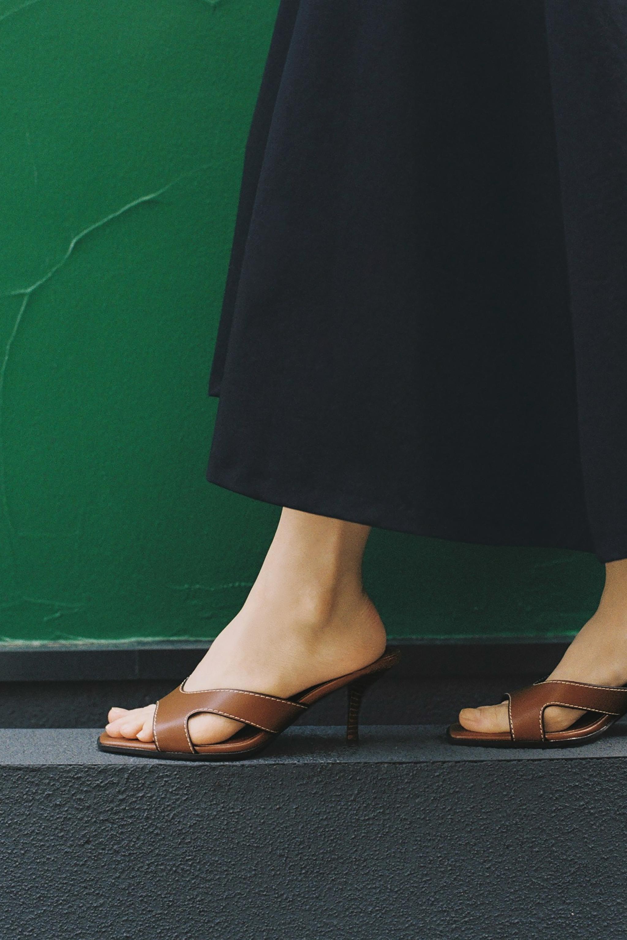 ☆ドイツ発*ZARA*新作*スティッチヒールサンダル/BROWN☆ サイト完売‼️トップステッチ ハイヒール サンダル ZARA