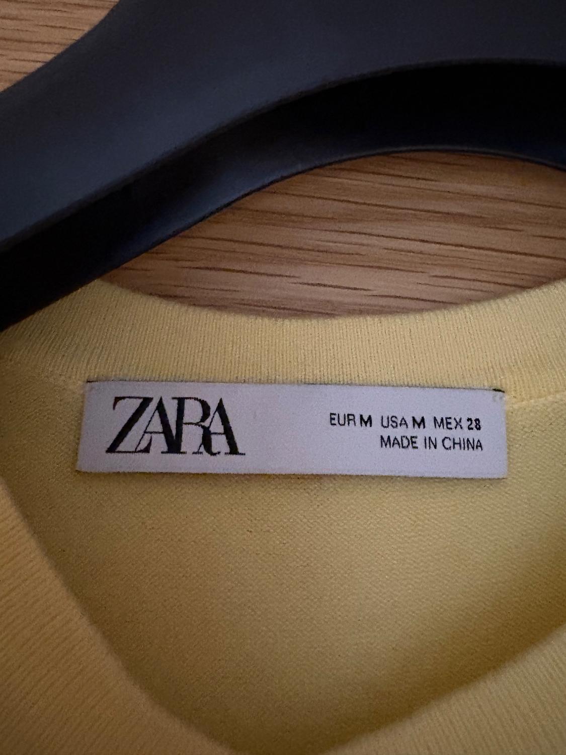 YELLOW KNIT VEST TOP WITH WHITE OUTLINE - Image 2