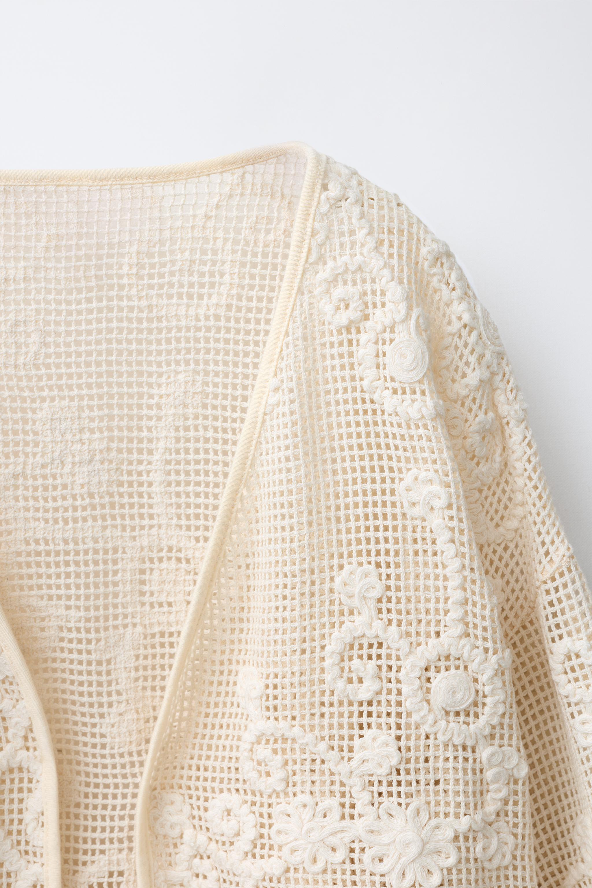 EMBROIDERED FLOWER KIMONO