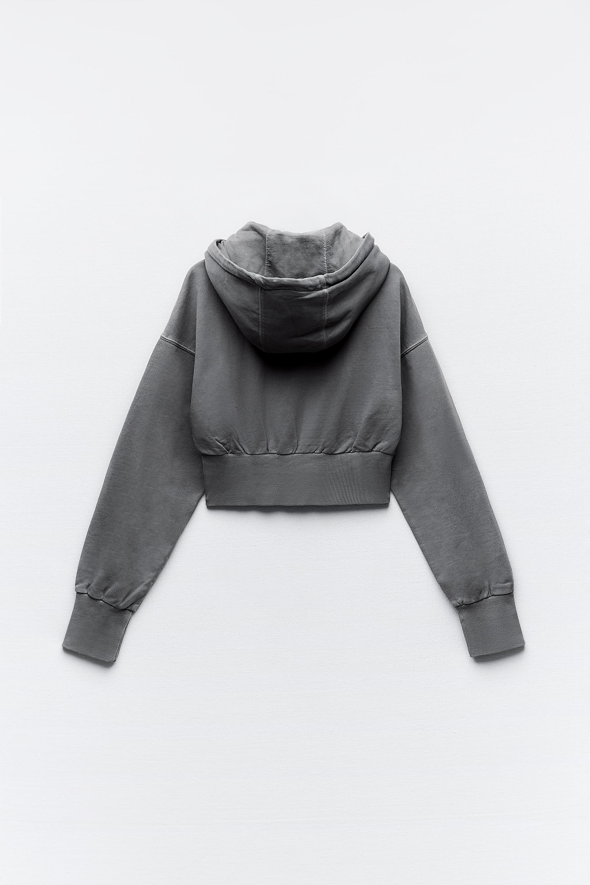 Sweatshirt with adjustable drawstring hood. Long sleeves with 