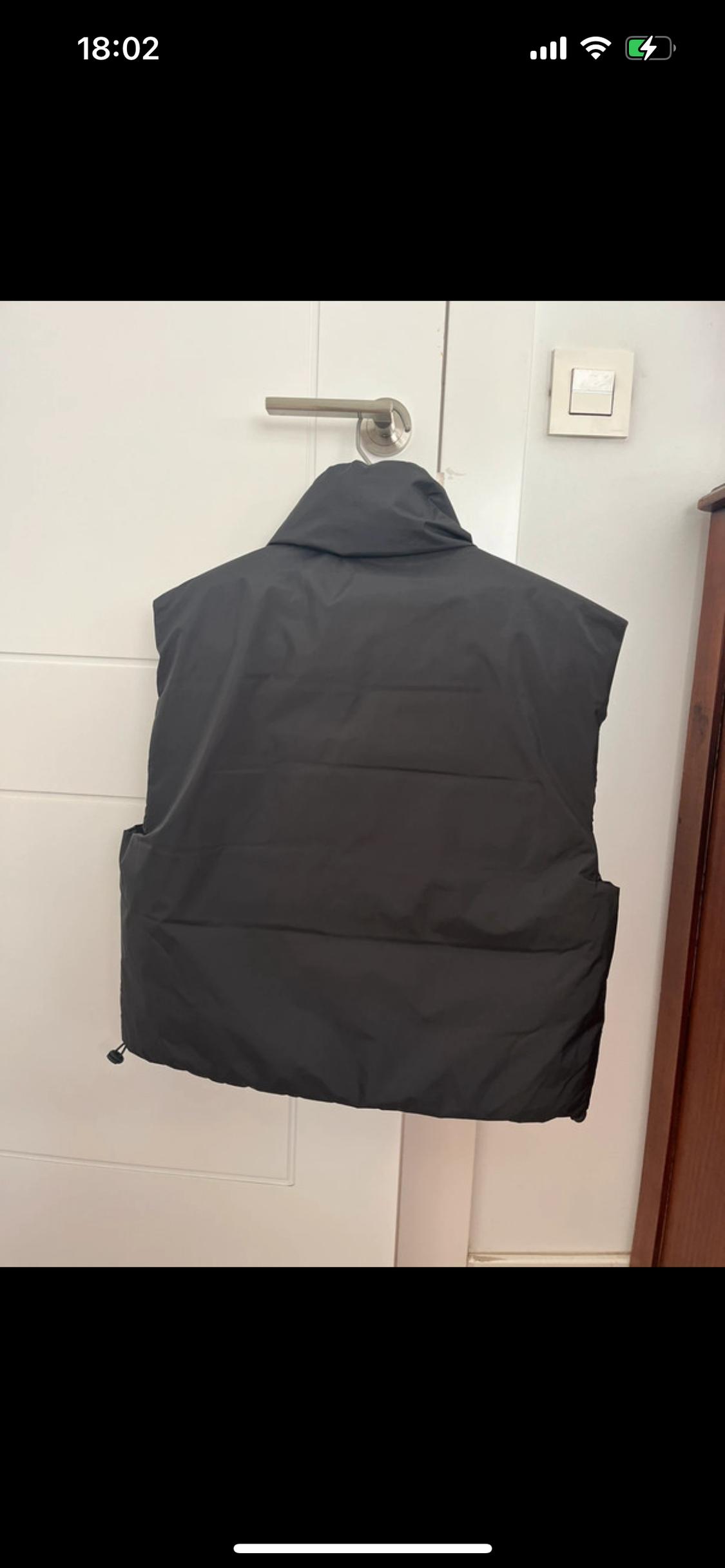 WATER-REPELLENT REVERSIBLE CROPPED GILET - Image 2