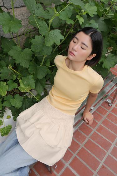 T-SHIRT WITH BACK SEAM - Yellow by Zara