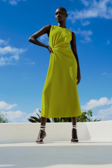 ПЛАТЬЕ МИДИ СО СБОРКАМИ ПО БОКАМ — ГОРЧИЧНЫЙ от Zara — изображение 0