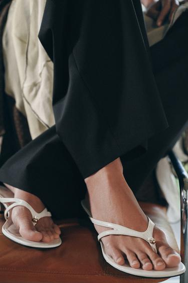 LEATHER SANDALS WITH METAL DETAIL - Ecru White by Zara