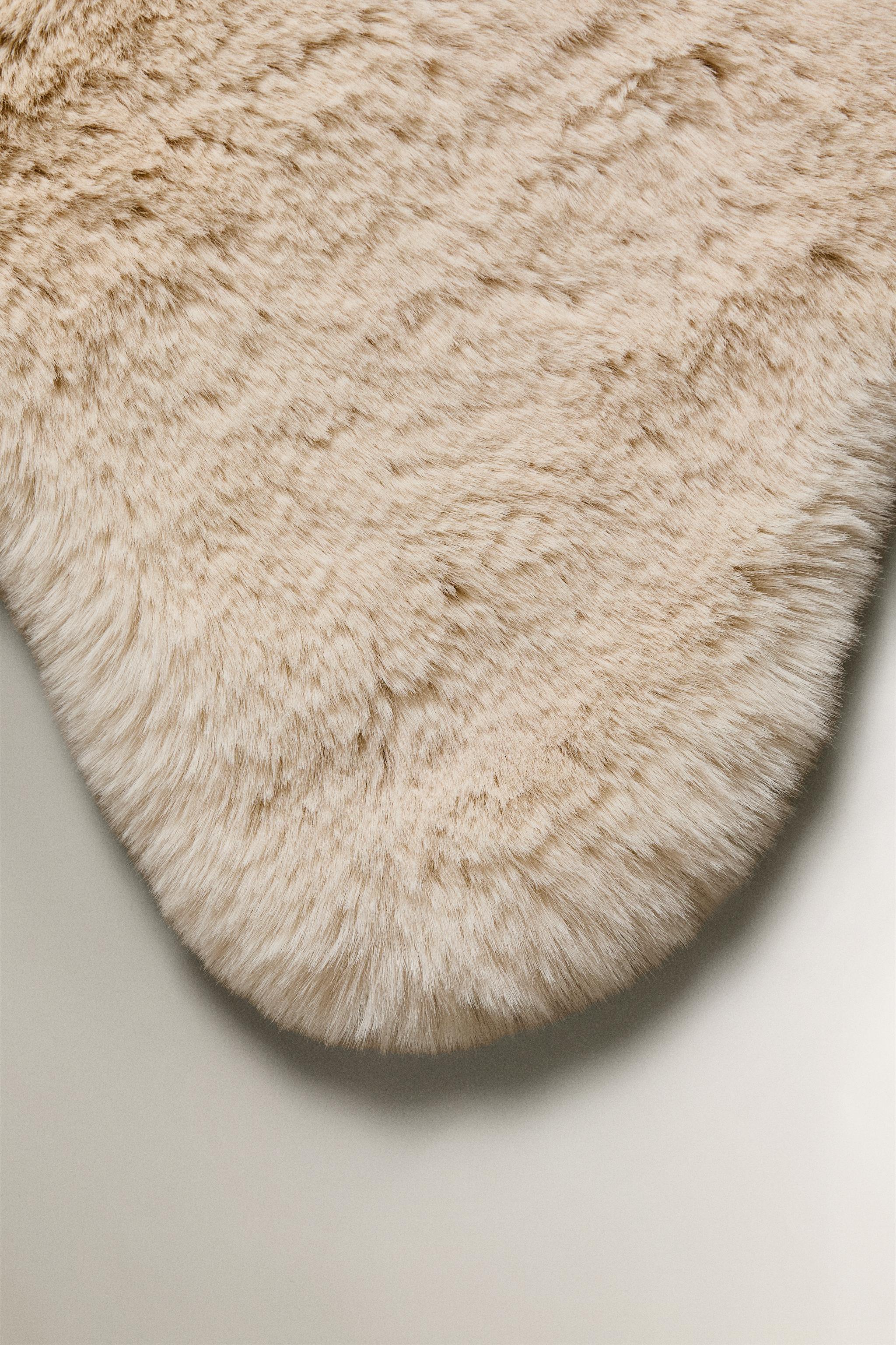 【美品】ZARA  イレギュラー フェイクファー ラグ スモール イレギュラー フェイクファー ラグ スモール - エクリュ | ZARA Japan