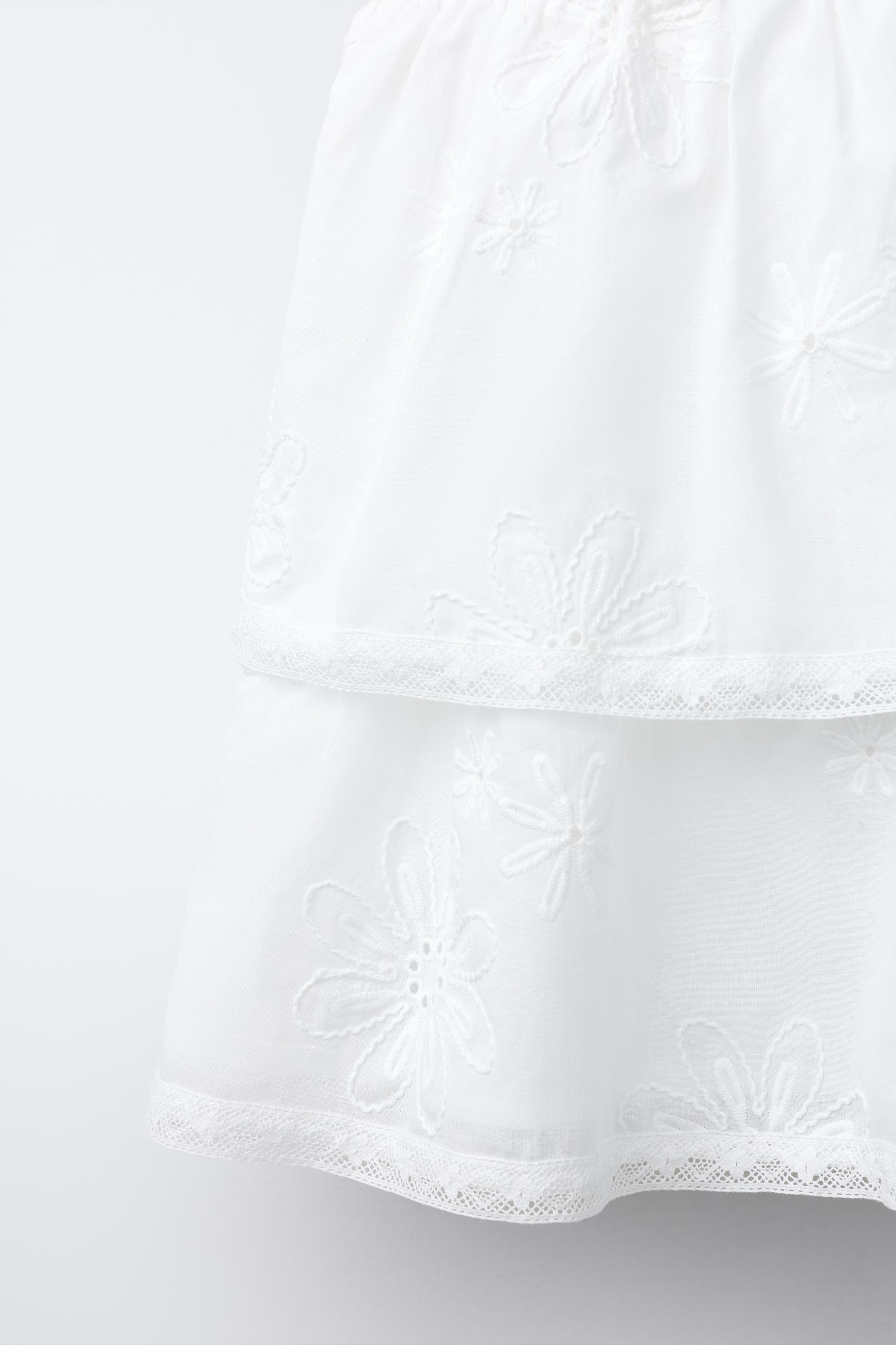 ROBE À VOLANTS ET FLEURS BRODÉES