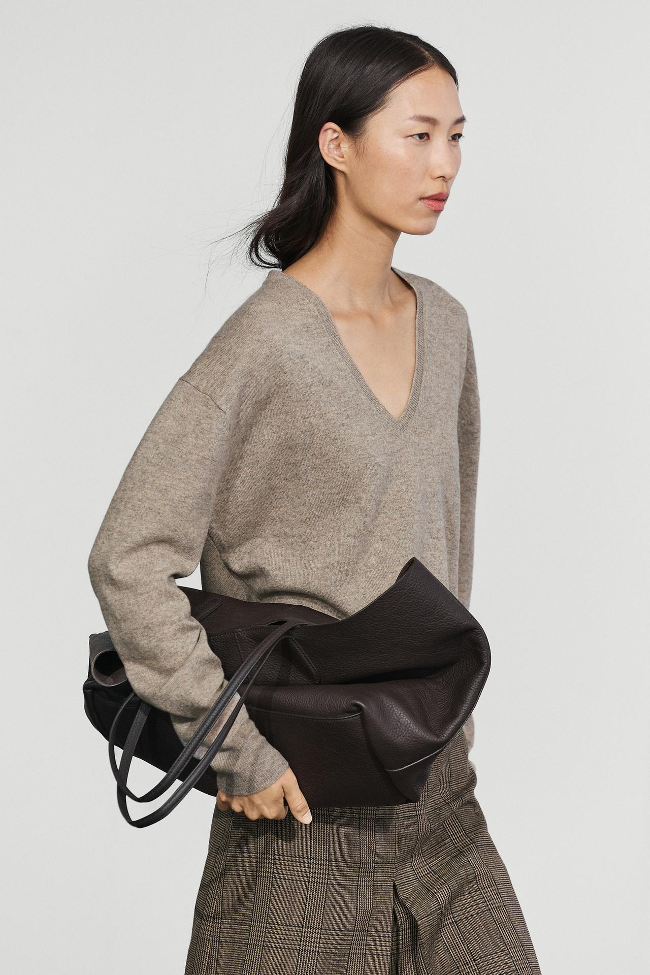 Wool blend knit V-neck sweater — Mink