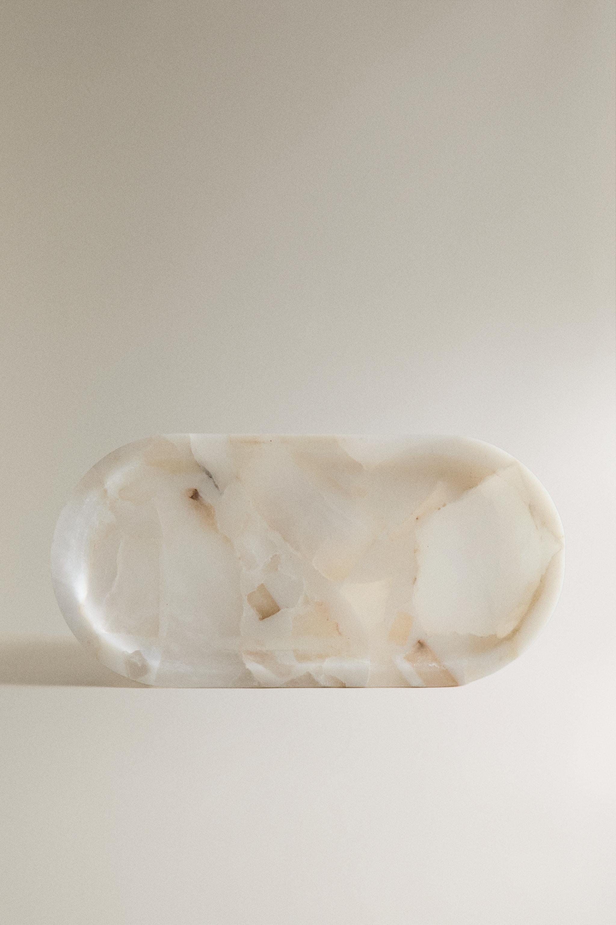 ALABASTER RESIN BATHROOM TRAY — Light beige